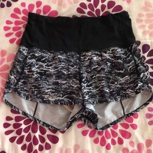Black and white lululemon shorts